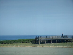 海边木质栈道风景