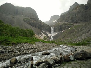 山间溪流与瀑布自然美景