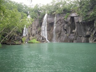 青山绿水间的壮美瀑布