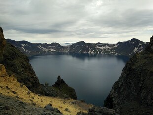 壮丽火山湖景观