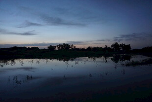 湖畔黄昏静谧美景