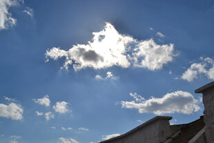 蓝天阳光与屋顶上的云朵