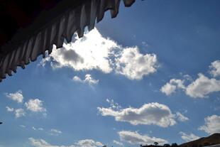 屋檐下的蓝天白云美景