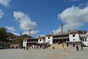 藏式建筑广场上的人群