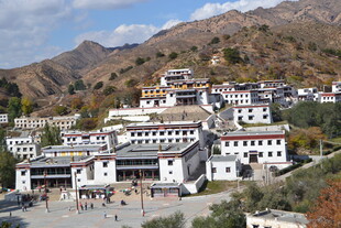 藏式寺院依山而建的美景