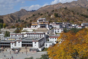 秋日山间的藏式建筑群落