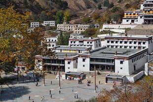 藏式建筑群的宁静广场