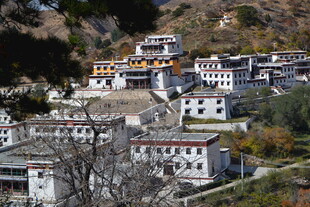 山间藏式建筑群景观