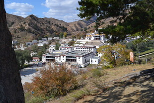 山间白建筑乡村景致