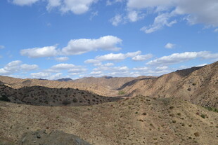 广袤荒凉的山地景观