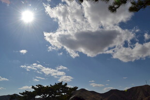 蓝天白云下的山间景色