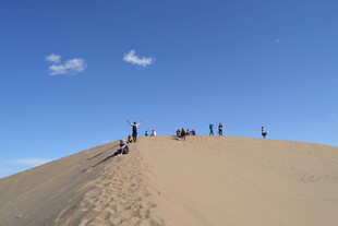 沙漠徒步者攀登沙丘