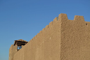 古老土墙与简易小屋