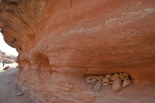 红色岩壁下的石堆景观