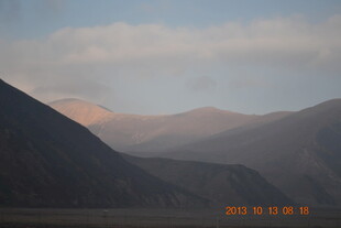 黄昏下的连绵山脉