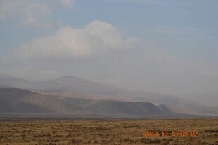 广袤荒原与远山云雾