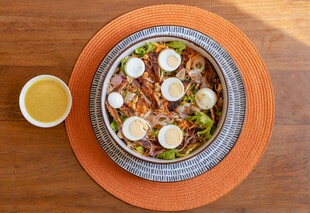 美味沙拉配饮品