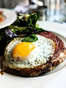 牛排配煎蛋