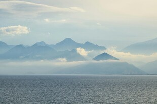 海上远山云雾缭绕美景