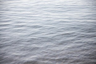 平静水面的波纹纹理