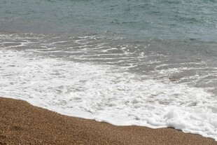 海浪轻拍沙滩的美丽瞬间