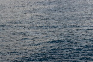 平静海面的蓝色波纹