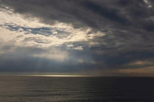 海上云隙间的天光洒落