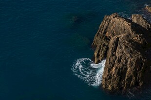 海中孤岩 浪花轻拍