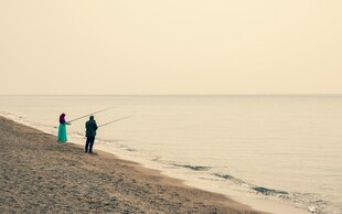海边漫步的悠闲身影