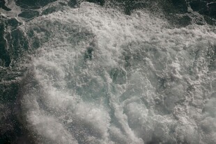 汹涌澎湃的白色浪花