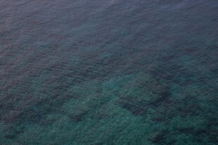 俯瞰碧蓝深邃的海洋