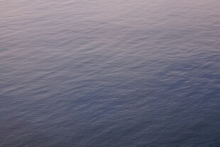 平静海面的细腻纹理