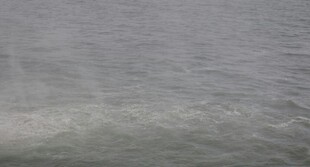 海浪翻涌的平静海面