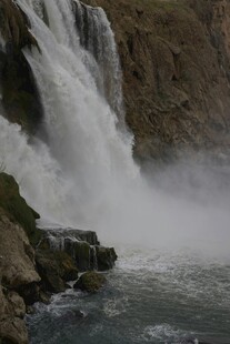 壮观瀑布倾泻而下