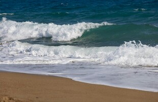 海浪拍岸的美丽沙滩