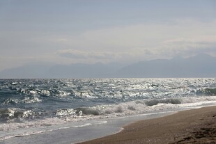 海边沙滩海浪风景图