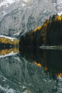 山间静湖秋景倒影如画