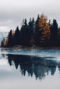 湖畔秋景倒影如画