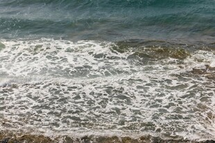 海浪拍打岸边的美丽景象