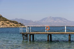 海边栈桥 宁静的蓝色水域