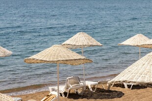 海滨沙滩遮阳伞与躺椅