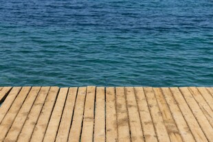 海边木质栈桥 碧波美景