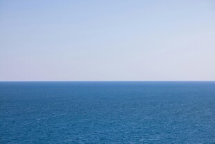 广阔蔚蓝大海远景