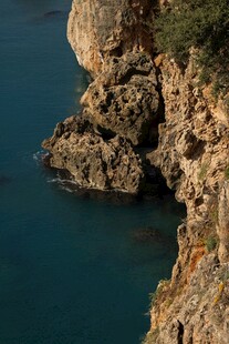 海边嶙峋岩石与碧蓝海水