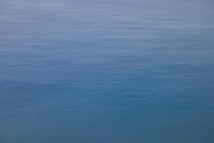 平静海面的蓝色风光