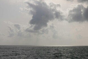 海上阴云密布的壮阔景象