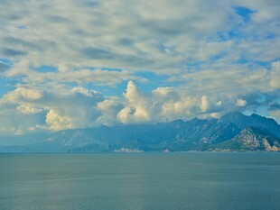 海上云景 远山朦胧