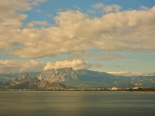 湖畔远山与天际白云美景
