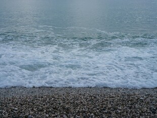 海边沙滩 海浪轻拍碎石