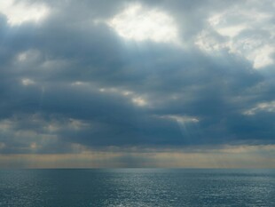 海上乌云密布的壮阔景象